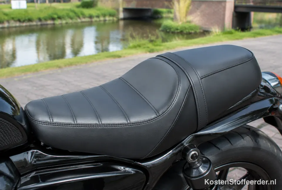 Nieuw bekleed motorzadel